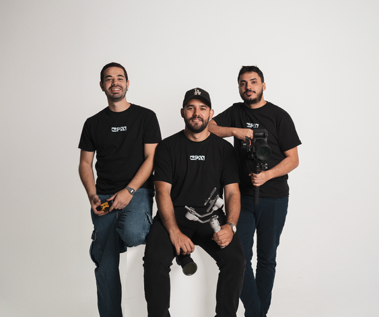 Transformamos la esencia de tu marca en piezas audiovisuales que conectan auténticamente con tu audiencia.