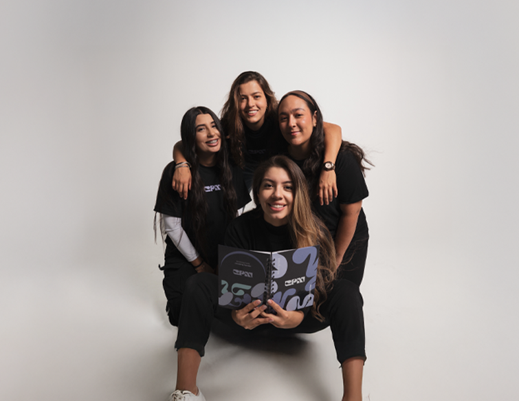 Moldeamos tu presencia digital con la esencia de tu marca, adaptando tono, contenido y estrategia para conectar auténticamente con tu audiencia.