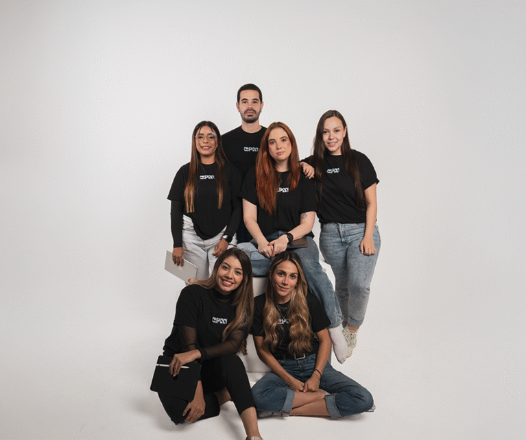 Moldeamos estrategias únicas que reflejan el corazón de tu marca y conectan con tu audiencia, combinando arte y ciencia.